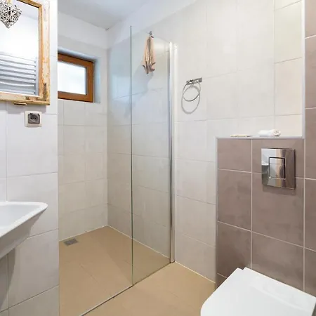 Alojamento de Acomodação e Pequeno-almoço Izbica Parking, Jacuzzi, Sauna Gratis