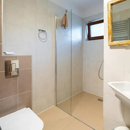 Izbica Parking, Jacuzzi, Sauna Gratis Alojamento de Acomodação e Pequeno-almoço 4*