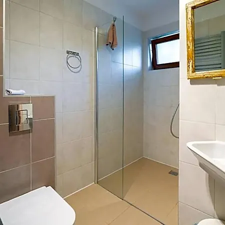 Izbica Parking, Jacuzzi, Sauna Gratis Alojamento de Acomodação e Pequeno-almoço