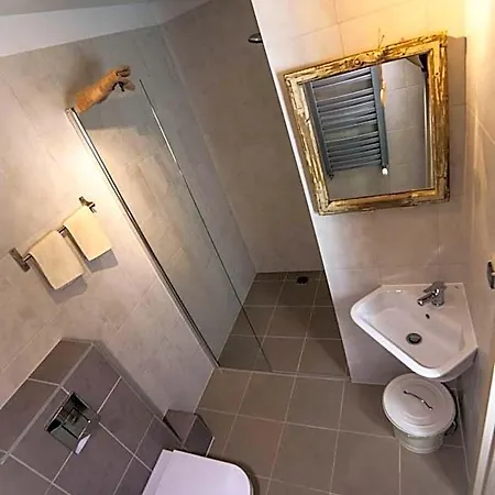 Izbica Parking, Jacuzzi, Sauna Gratis Alojamento de Acomodação e Pequeno-almoço 4*