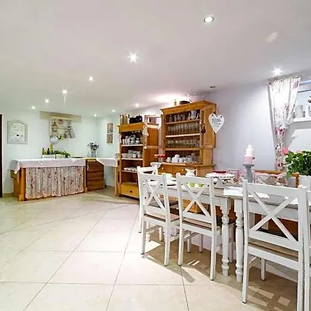 Alojamento de Acomodação e Pequeno-almoço Izbica Parking, Jacuzzi, Sauna Gratis 4*