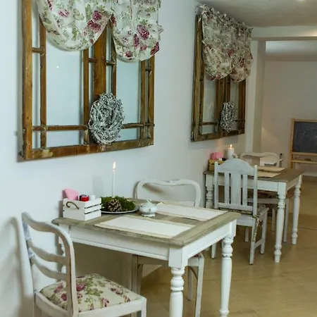 Alojamento de Acomodação e Pequeno-almoço Izbica Parking, Jacuzzi, Sauna Gratis