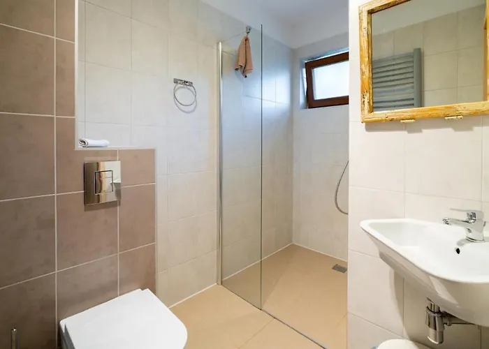 Izbica Parking, Jacuzzi, Sauna Gratis Panzió 4*